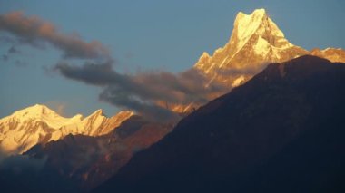 Annapurna ana kamp yürüyüşü, gün batımında Machapuchare dağının zirvesine bakın, Nepal, Asya.