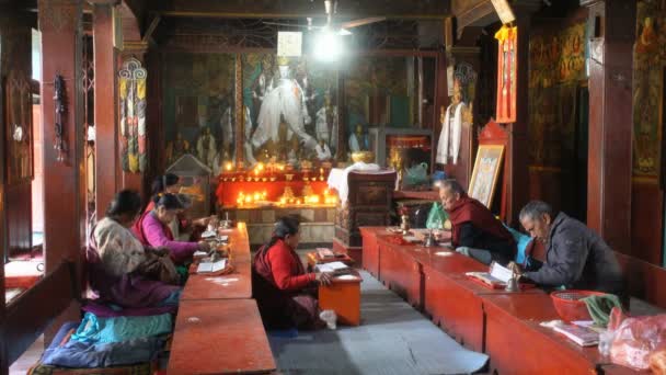 Patan Nepal December 2017 Imádkozó Szerzetesek Arany Templomban Patan Nepál — Stock videók