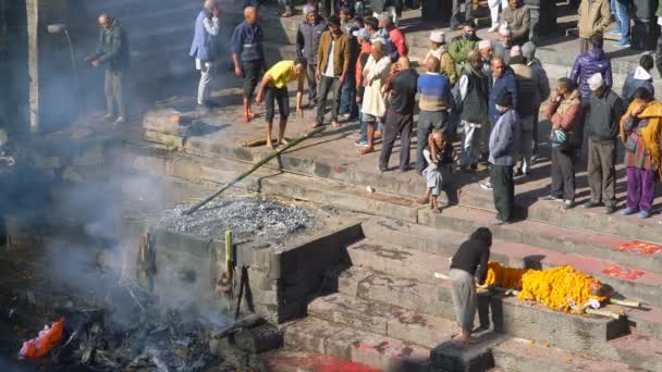 Kathmandu Nepal Décembre 2017 Crémation Sur Rive Rivière Dans Temple — Video