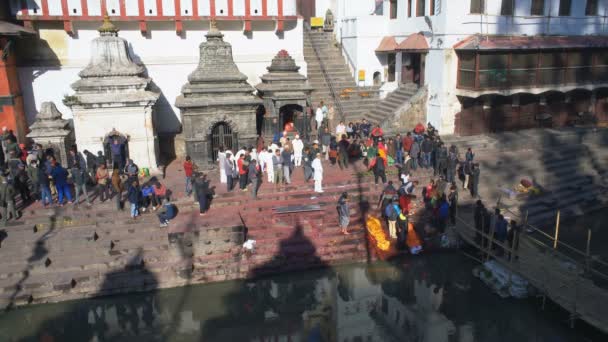 Kathmandu Nepal December 2017 Crematie Aan Oever Van Rivier Pashupatinath — Stockvideo