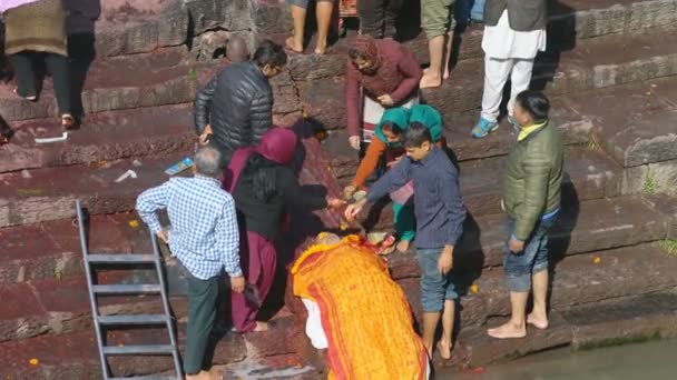 Kathmandu Nepal Diciembre 2017 Cremación Orilla Del Río Templo Pashupatinath — Vídeo de stock
