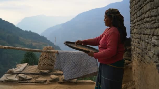 Dhampus Nepal Prosince 2017 Místní Farmář Před Domem Obci Dhampus — Stock video