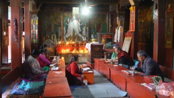 Patan Nepal 28E December 2017 Biddende Monniken Gouden Tempel Patan — Stockvideo