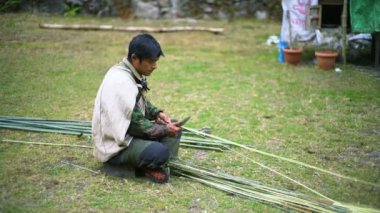 DHAMPUS, NEPAL - 12 Aralık 2017: Baboo çubuklarından sepet yapan adam, Dhampus, Nepal, Asya.