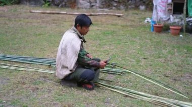 DHAMPUS, NEPAL - 12 Aralık 2017: Baboo çubuklarından sepet yapan adam, Dhampus, Nepal, Asya.