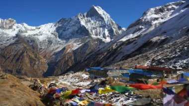 Himalaya dağlarında Budist dua bayrakları, Annapurna ana kampı, Nepal, Asya.