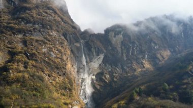 Machapuchare Dağı 'ndaki şelale, Annapurna ana kamp yürüyüşü, Nepal, Asya