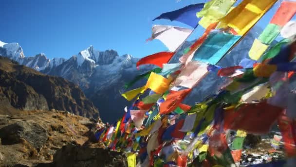 尼泊尔Annapurna基地营地喜马拉雅山佛教祈祷旗 — 图库视频影像