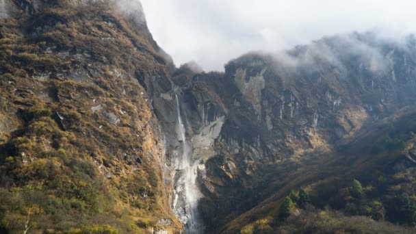 尼泊尔Annapurna基地营地徒步旅行的Machapuchare山瀑布 — 图库视频影像