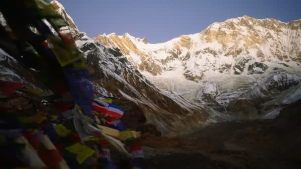 Drapeaux Prière Bouddhistes Dans Les Montagnes Himalaya Camp Base Annapurna — Video