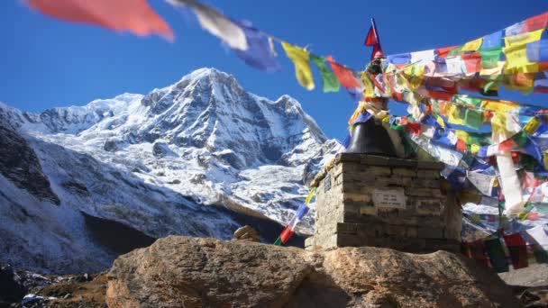 Βουδιστικές Σημαίες Προσευχής Στα Βουνά Των Ιμαλαΐων Βάση Annapurna Νεπάλ — Αρχείο Βίντεο