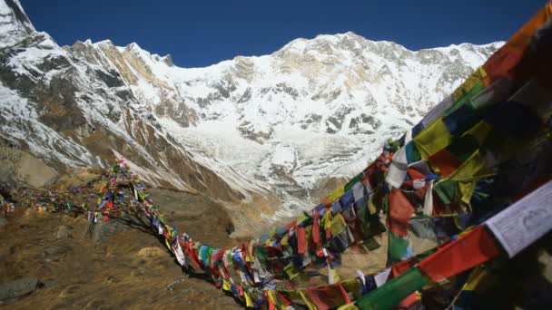 Bandeiras Oração Budistas Nas Montanhas Himalaia Acampamento Base Annapurna Nepal — Vídeo de Stock