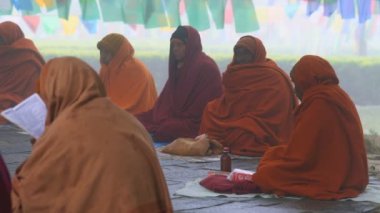 LumMBINI, NEPAL - 16 ARALIK 2017: Tapınakta dua eden keşişler, Lumbini, Nepal, Asya