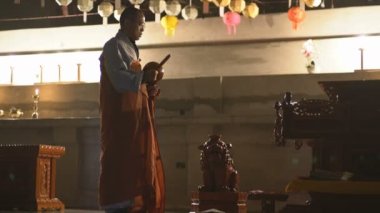 LumMBINI, NEPAL - 16 ARALIK 2017: Kore tapınağında dua eden keşiş, Lumbini, Nepal, Asya