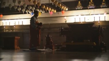LumMBINI, NEPAL - 16 ARALIK 2017: Kore tapınağında dua eden keşiş, Lumbini, Nepal, Asya