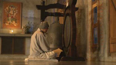 LumMBINI, NEPAL - 16 ARALIK 2017: Kore tapınağında dua eden keşiş, Lumbini, Nepal, Asya