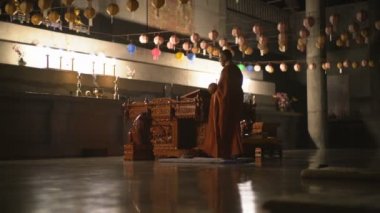 LumMBINI, NEPAL - 16 ARALIK 2017: Kore tapınağında dua eden keşiş, Lumbini, Nepal, Asya