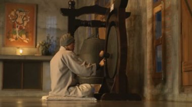 LumMBINI, NEPAL - 16 ARALIK 2017: Kore tapınağında dua eden keşiş, Lumbini, Nepal, Asya