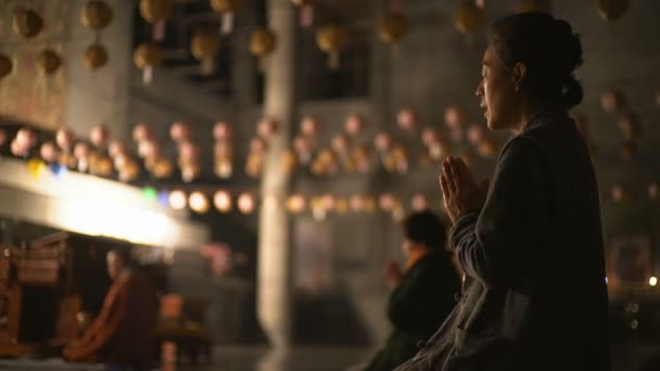 Лумбини Непал Декабря 2017 Молящиеся Монахи Корейском Храме Лумбини Непал — стоковое видео