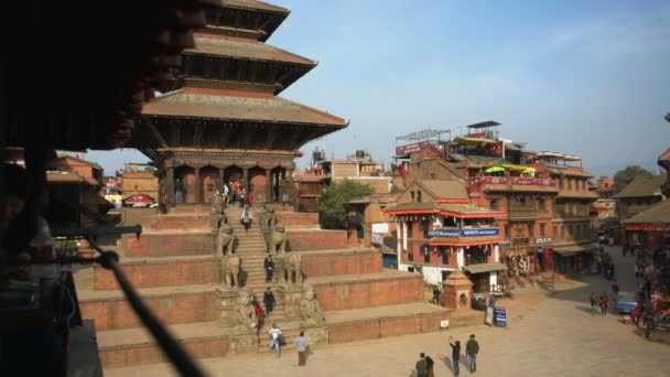 Бхактапур Непал Декабря 2017 Местные Жители Туристы Площади Таумади Бхактапур — стоковое видео