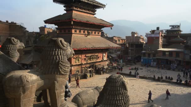 Bhaktapur Nepal December 2017 Lokalbefolkning Och Turister Taumadhi Torget Bhaktapur — Stockvideo