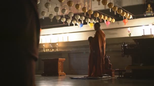 Lumbini Nepal Grudnia 2017 Modlitewny Mnich Koreańskiej Świątyni Lumbini Nepal — Wideo stockowe