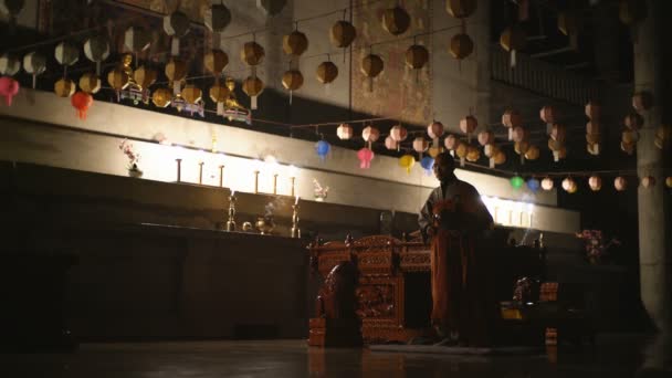 Lumbini Nepal Dicembre 2017 Monaco Orante Nel Tempio Coreano Lumbini — Video Stock