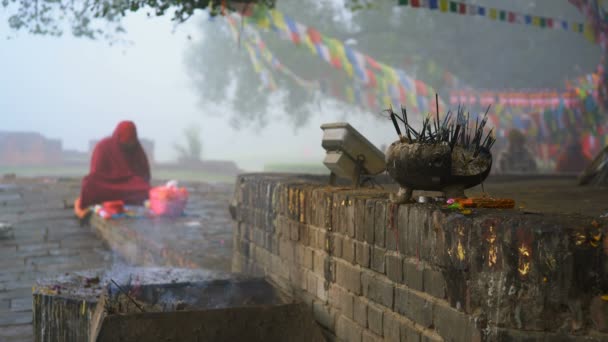 Lumbini Nepal 16E December 2017 Biddende Monnik Tempel Lumbini Nepal — Stockvideo