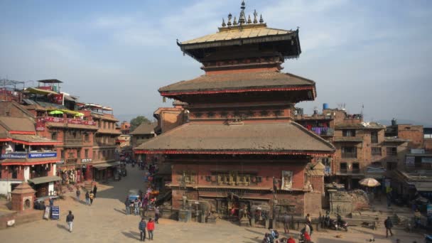 Bhaktapur Nepal December 2017 Lokalbefolkning Och Turister Taumadhi Torget Bhaktapur — Stockvideo