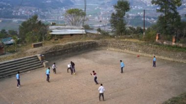 CHANGUNARAYAN, NEPAL - 24 Aralık 2017: Yerel çocuklar Changunarayan, Nepal, Asya 'da futbol oynuyorlar