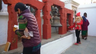 KATHMANDU, NEPAL - 24 Aralık 2017: Boudhanath stupa 'daki hacılar, Katmandu, Nepal, Asya.