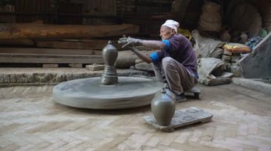 BHAKTAPUR, NEPAL - 22 Aralık 2017: Yaşlı adam Bhaktapur, Nepal, Asya 'daki Çömlekçilik Meydanı' nda çömlek yapıyor.