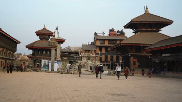Bhaktapur Nepal Dezembro 2017 Pessoas Locais Turistas Praça Taumadhi Bhaktapur — Vídeo de Stock