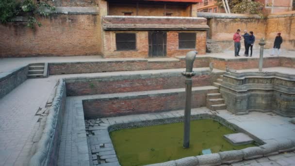Bhaktapur Nepal Diciembre 2017 Turistas Estanque Las Serpientes Bhaktapur Nepal — Vídeo de stock
