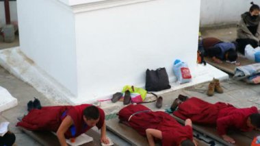 KATHMANDU, NEPAL - 24 ARALIK 2017: Boudhanath stupasında dua eden keşişler, Katmandu, Nepal, Asya.