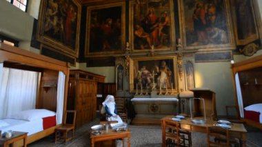 FRANSA, BEAUNE - 29 HAZİRAN 2015: Beaune, Burgundy, Fransa 'daki Hotel Dieu' nun İçi.