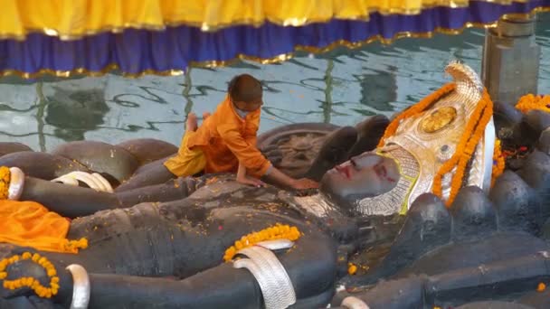 Kathmandu Nepal 25Th December 2017 Interior Budhanilkantha Temple Reclining Buddha — 图库视频影像