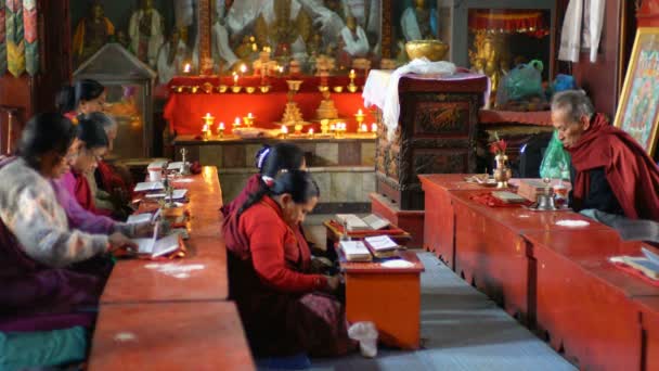 Patan Nepal December 2017 Bön Till Munkar Det Gyllene Templet — Stockvideo