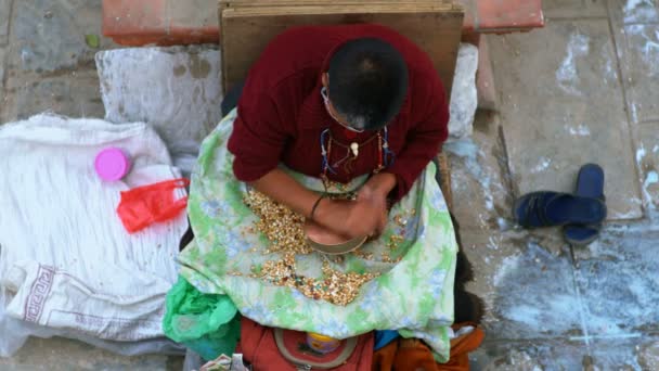 Kathmandu Nepal Dezember 2017 Betende Mönche Der Boudhanath Stupa Kathmandu — Stockvideo