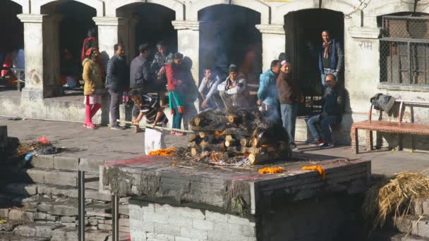 Kathmandu Nepal Diciembre 2017 Cremación Orilla Del Río Templo Pashupatinath — Vídeos de Stock