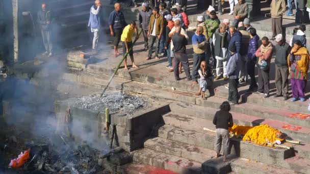 Kathmandu Nepal Diciembre 2017 Cremación Orilla Del Río Templo Pashupatinath — Vídeo de stock