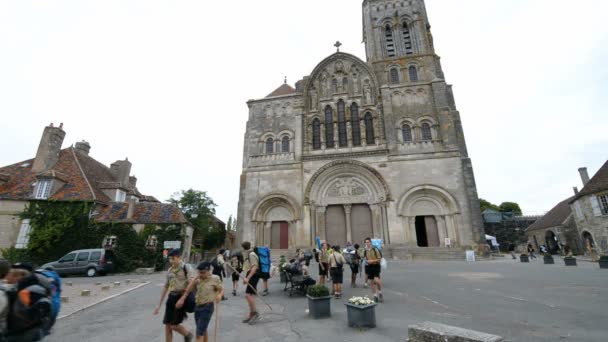 France Vezelay July 2015 著名的罗曼式圣玛格达莱娜大教堂 韦泽莱是圣詹姆斯路的起点之一 — 图库视频影像