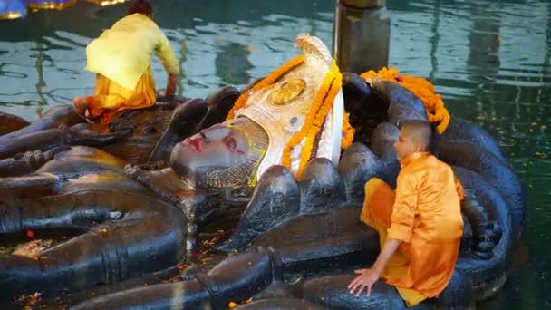 Kathmandu Nepal Dezembro 2017 Interior Templo Budhanilkantha Com Buda Reclinada — Vídeo de Stock