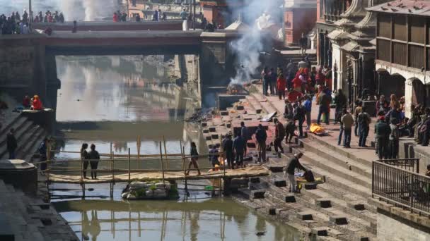 Kathmandu Nepal Prosince 2017 Cremation Shore River Pashupatinath Temple Kathmandu — Stock video