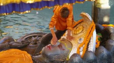 KATHMANDU, NEPAL - 25 Aralık 2017: Budhanilkantha Tapınağı 'nın İçi Budhanilkantha Tapınağı, Budhanilkantha Tapınağı, Nepal, Asya.