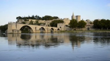Pont St Benezet ve Rhone nehir