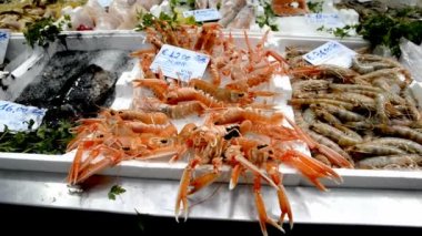 Üstünde belgili tanımlık sayaç taze karides