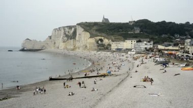 Sahilde turistler ile Sahil