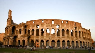 Roma 'daki antik Kolezyum