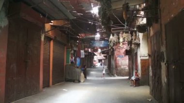 bisikletçi Medine geçer